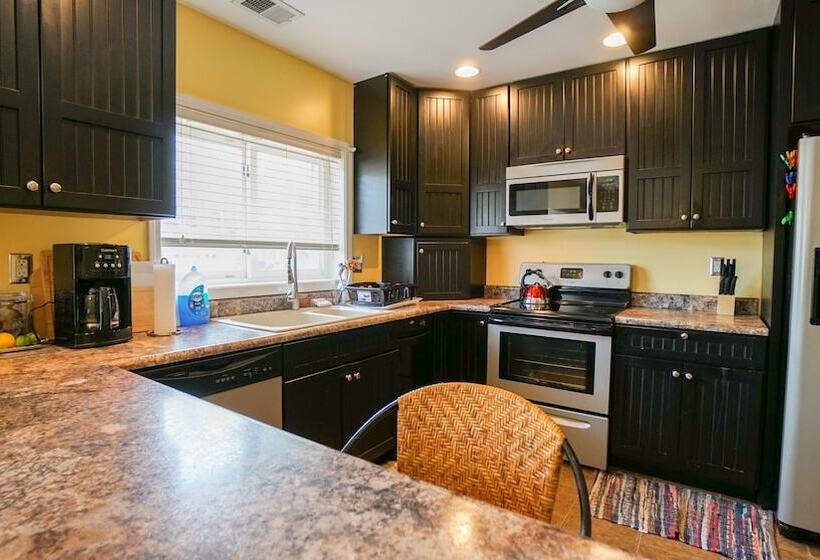 Paradise Cove Lakeside Cottages