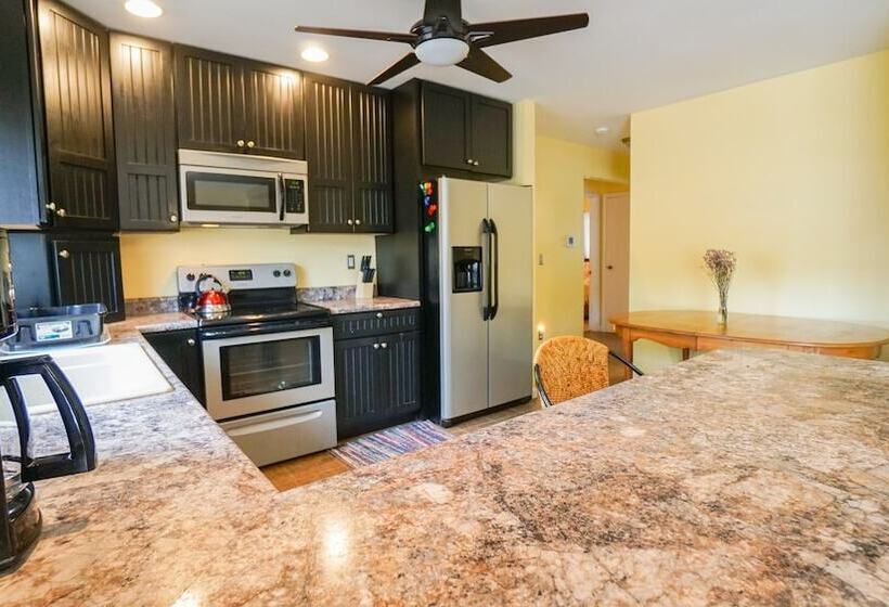 Paradise Cove Lakeside Cottages