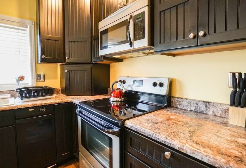 Paradise Cove Lakeside Cottages