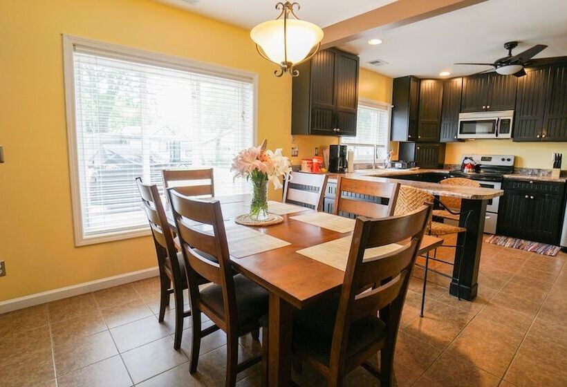 Paradise Cove Lakeside Cottages