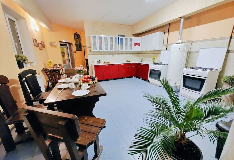 پانسیون Karavan