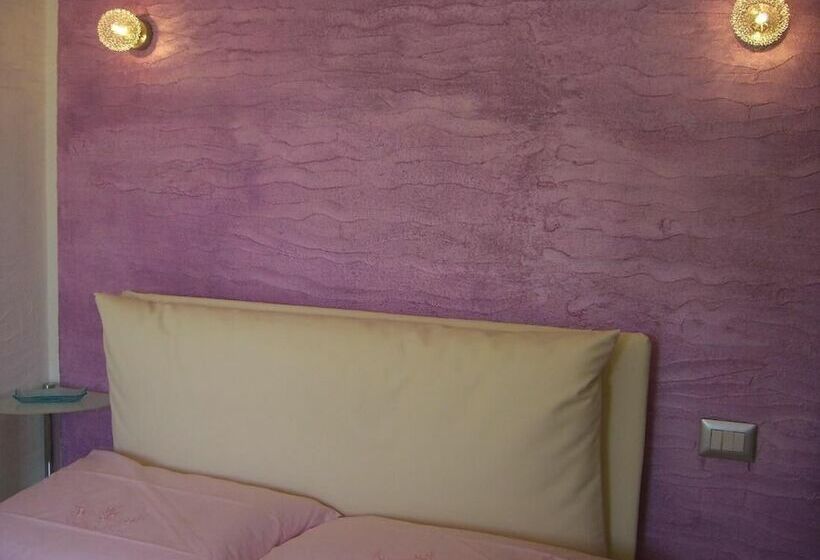 Пансион Room In Guest Room   S Olivariu Village Affittacamere   King Room With Roll In Shower