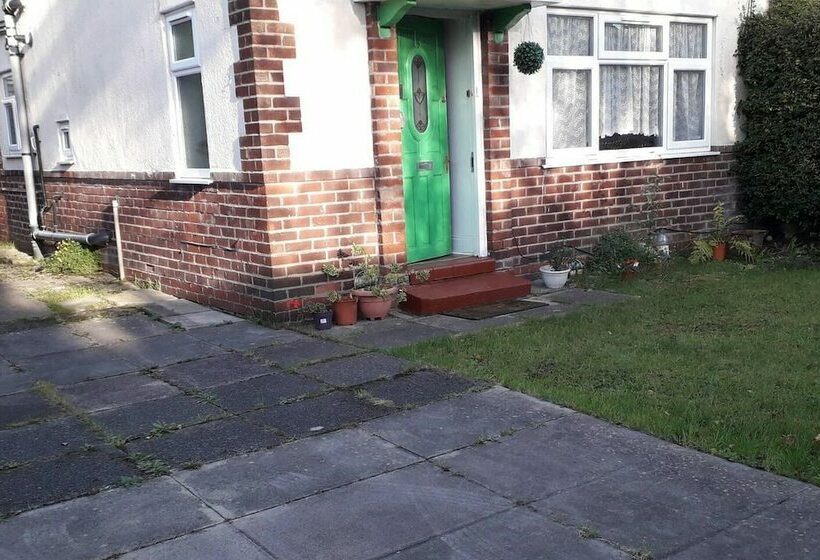 اقامتگاه Homely 4 Bed House In Manchester