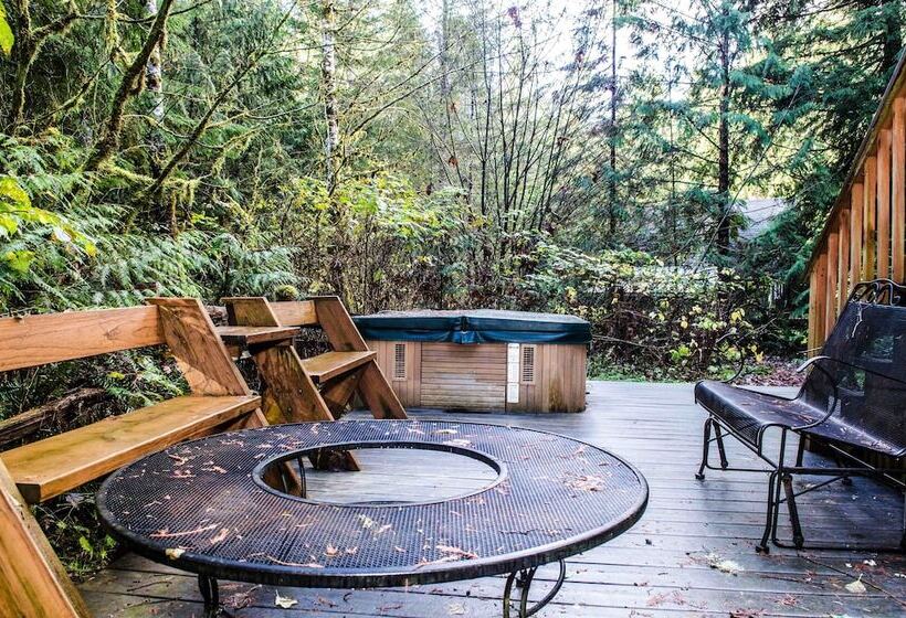 Snowline Cabin #34   Great English Tudor Style Home With Hot Tub! Now With Wifi!