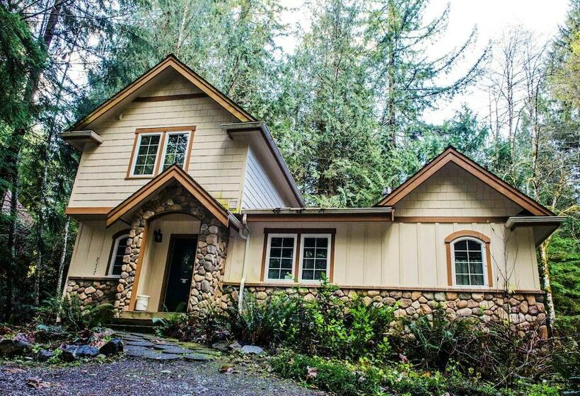 Snowline Cabin #34   Great English Tudor Style Home With Hot Tub! Now With Wifi!