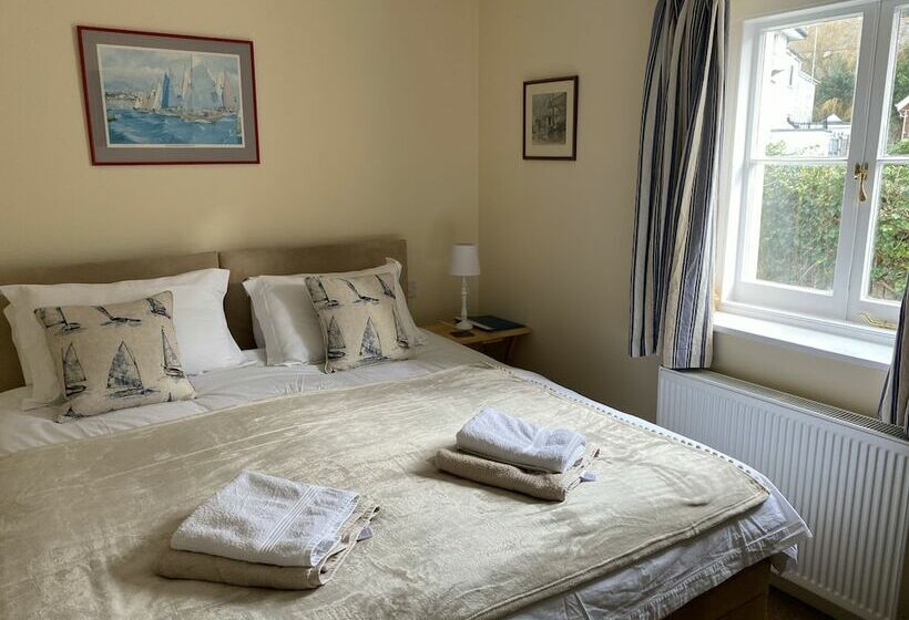 مبيت وإفطار The Pilot Boat Inn
