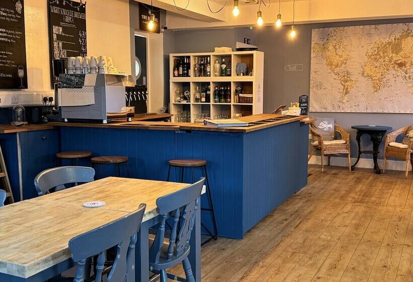 مبيت وإفطار The Pilot Boat Inn