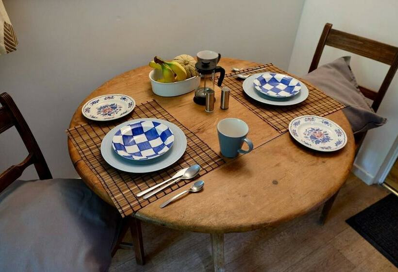 Lovely Hillside Cabin In The Heart Of The Cuckmere