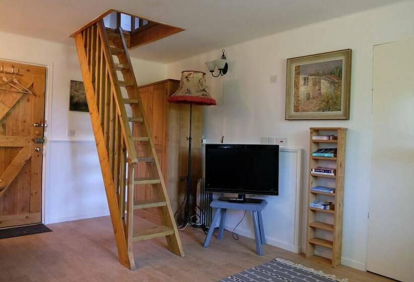 Lovely Hillside Cabin In The Heart Of The Cuckmere