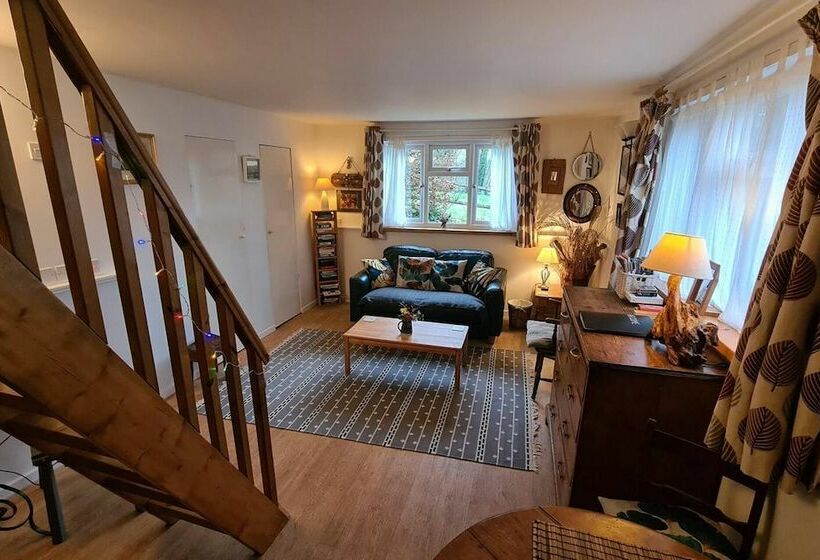 Lovely Hillside Cabin In The Heart Of The Cuckmere