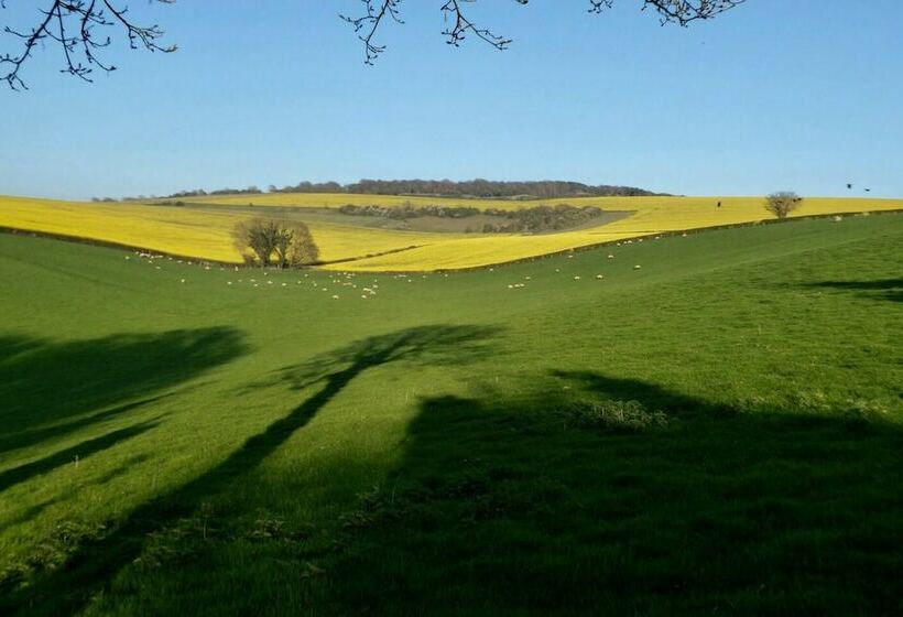 Lovely Hillside Cabin In The Heart Of The Cuckmere