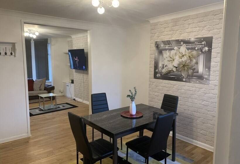 اقامتگاه 3br Sleeps7 Garden Parking