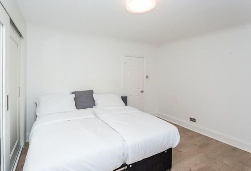 اقامتگاه 3br Sleeps7 Garden Parking