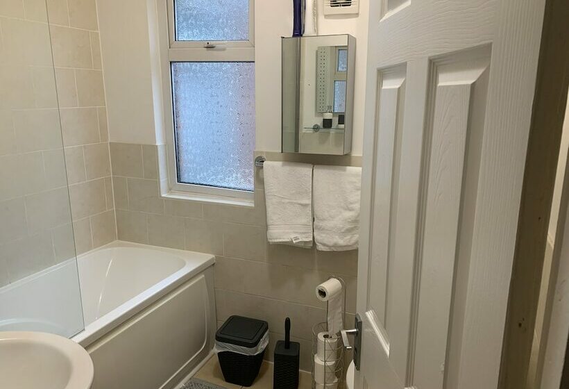 اقامتگاه 3br Sleeps7 Garden Parking