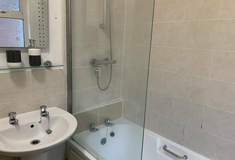 اقامتگاه 3br Sleeps7 Garden Parking