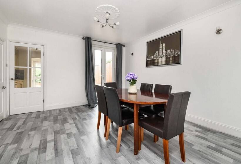 اقامتگاه 4br 10guests Parking Garden