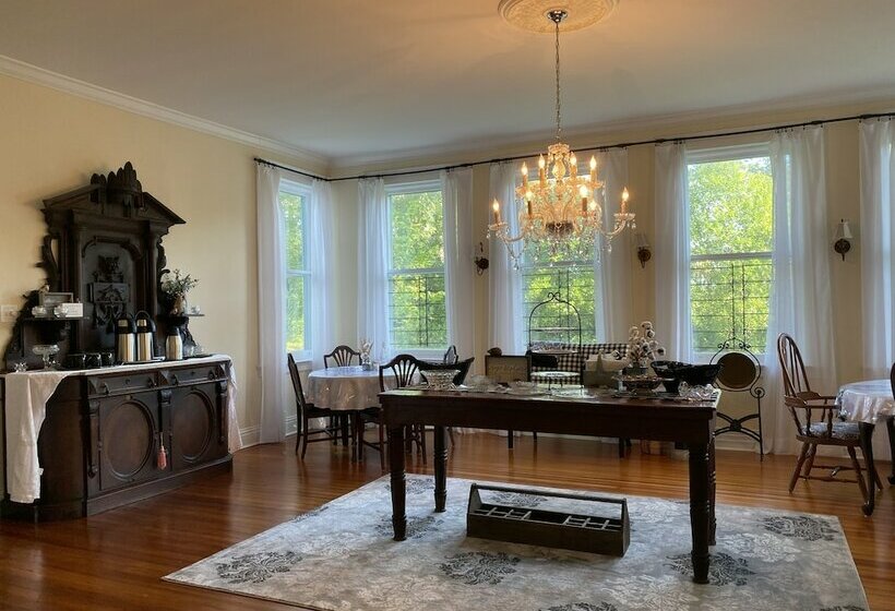 مبيت وإفطار The King S Daughters B And B On The Bluff Overlooking The Mighty Mississippi