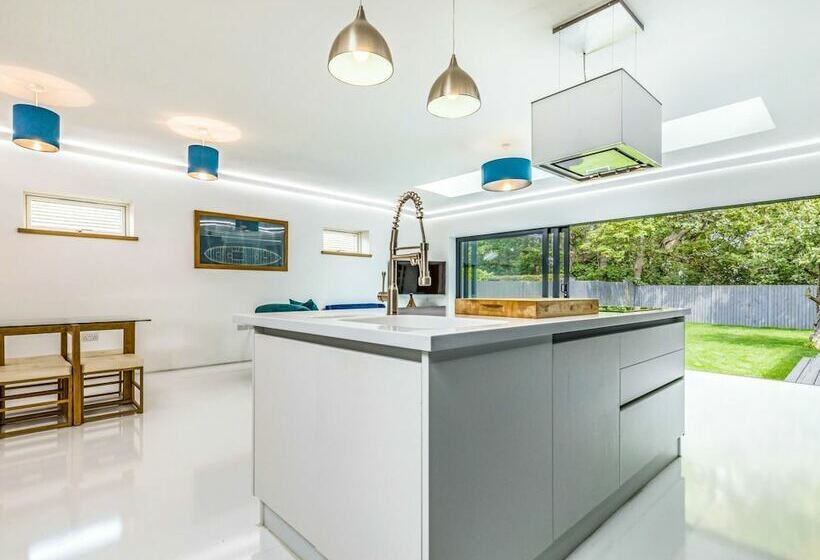 West Sussex Home By The Sea Great For Goodwood