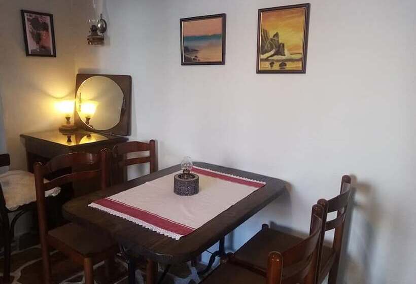 Beautiful Petrino 1880