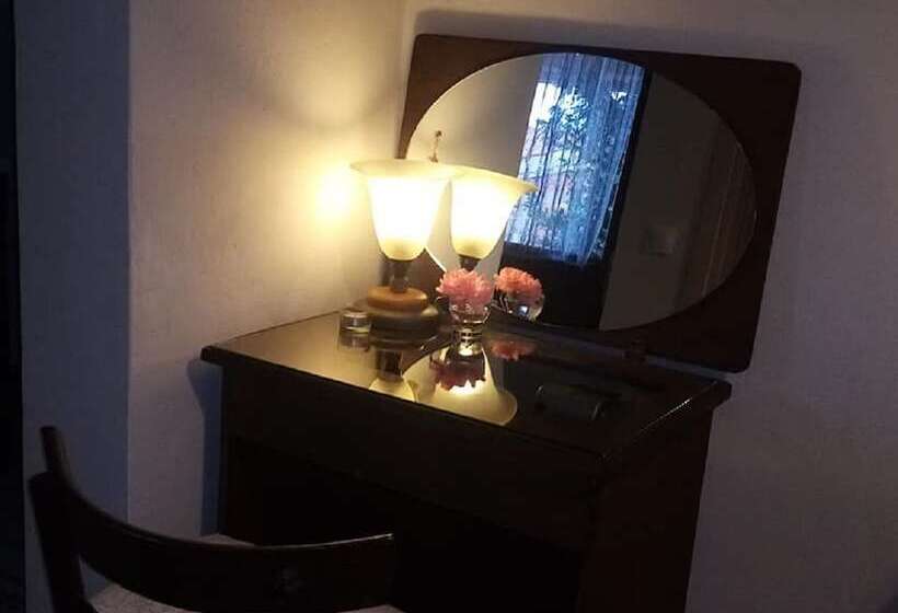 Beautiful Petrino 1880