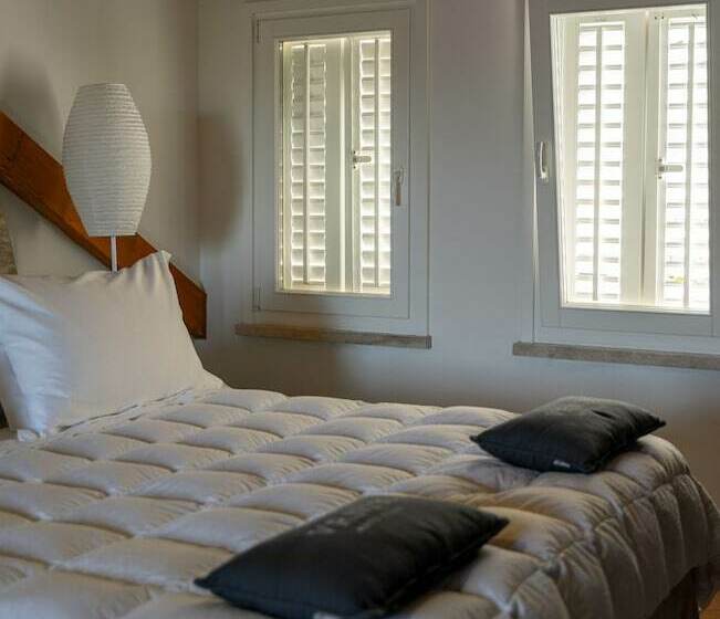 住宿加早餐  Vrnik Arts Club