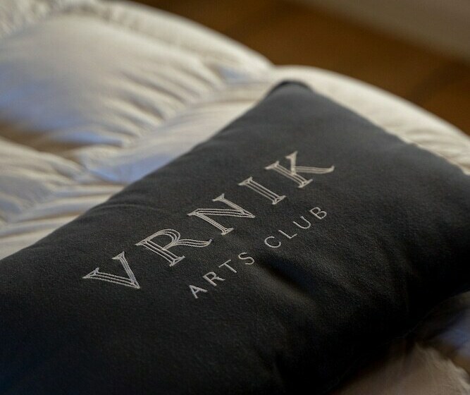 住宿加早餐  Vrnik Arts Club