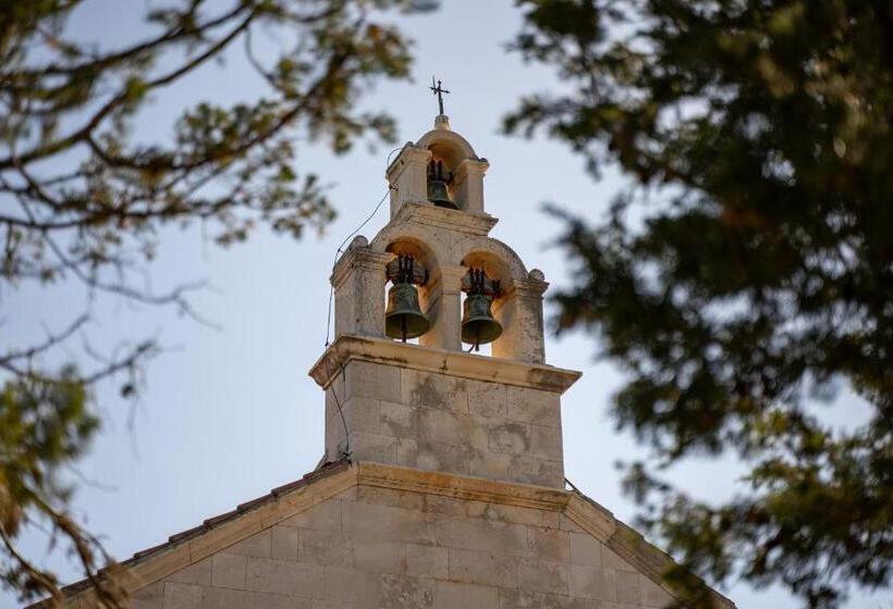 住宿加早餐  Vrnik Arts Club