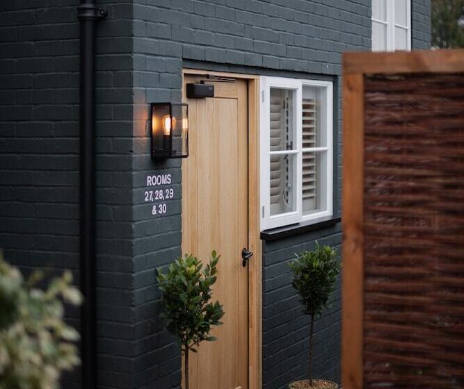 פונדק Hare & Hounds Newbury