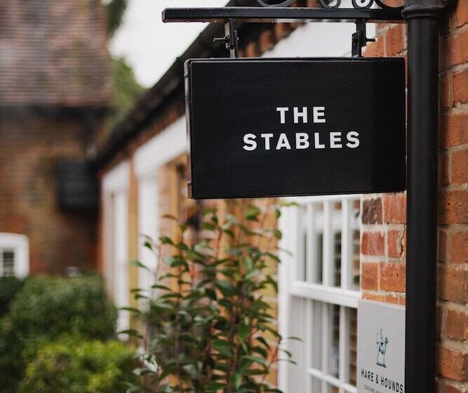 פונדק Hare & Hounds Newbury