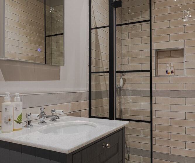 פונדק Hare & Hounds Newbury