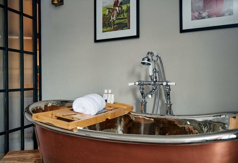 פונדק Hare & Hounds Newbury