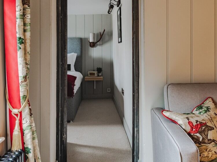 פונדק Hare & Hounds Newbury