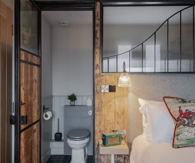 פונדק Hare & Hounds Newbury