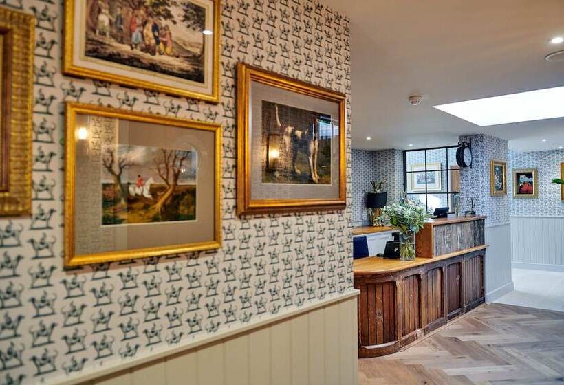 פונדק Hare & Hounds Newbury