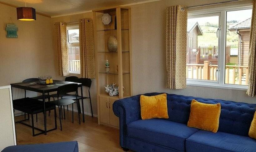 هتل Brambles Holiday Lodges