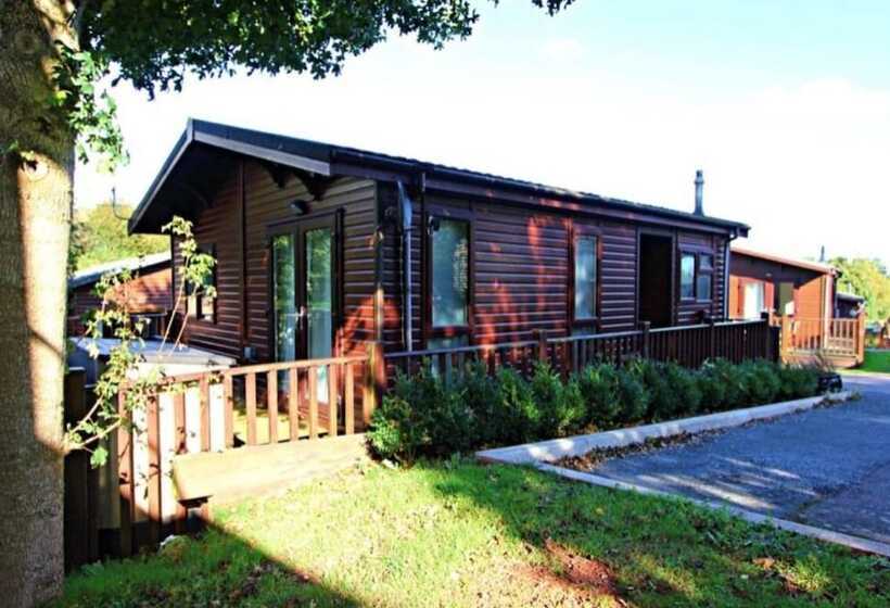 هتل Brambles Holiday Lodges