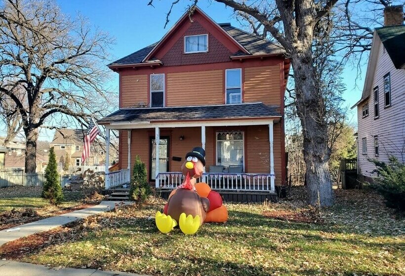 Beautiful Two Story Home By Fountain Lake And Mayo Clinic