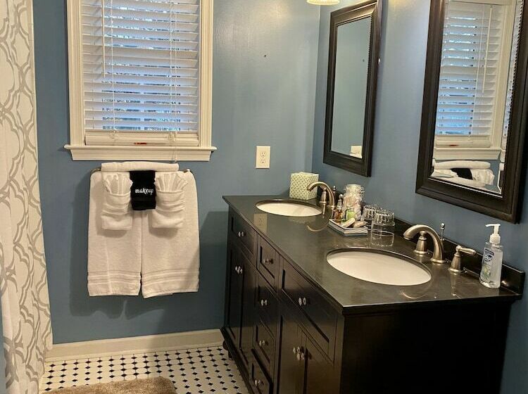 Bed and Breakfast Inn At 605