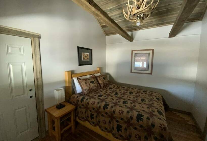 בית מלון כפרי Island Park Lodge