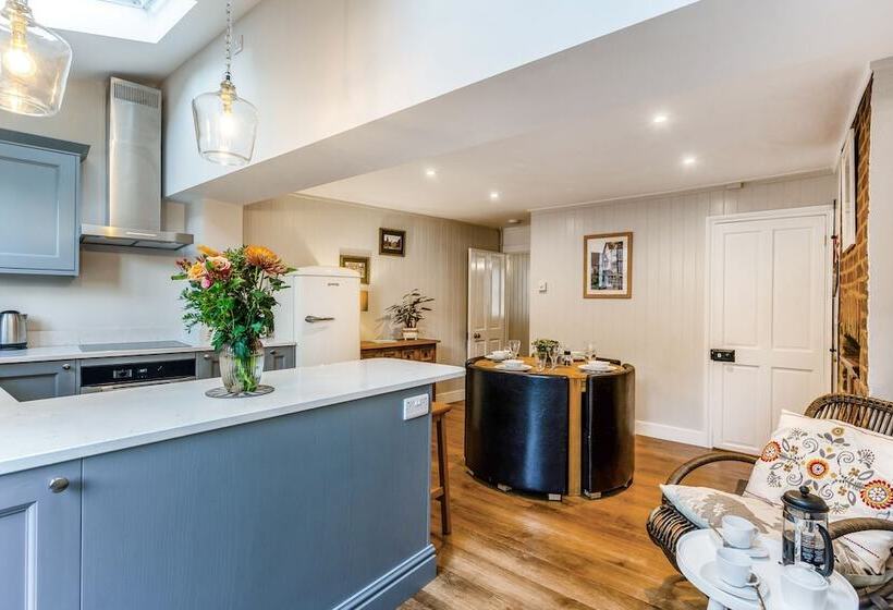 No. 32 Upper High Street Westgatecottage