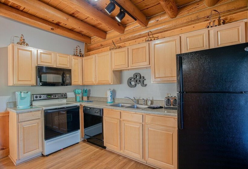 Private Hot Tub Table Arcade And High Speed Internet 2 Minutes From The Parkway