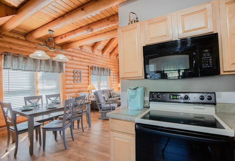 Private Hot Tub Table Arcade And High Speed Internet 2 Minutes From The Parkway