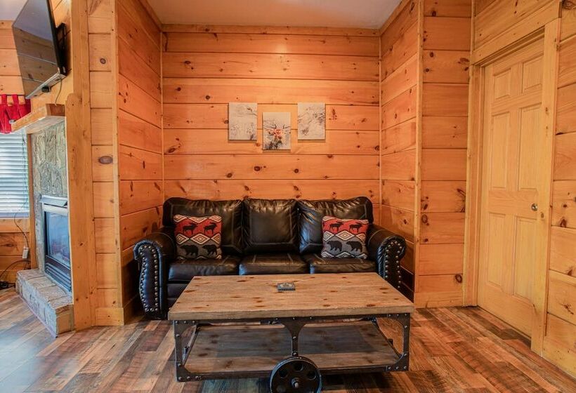 Private Hot Tub Table Arcade And High Speed Internet 2 Minutes From The Parkway