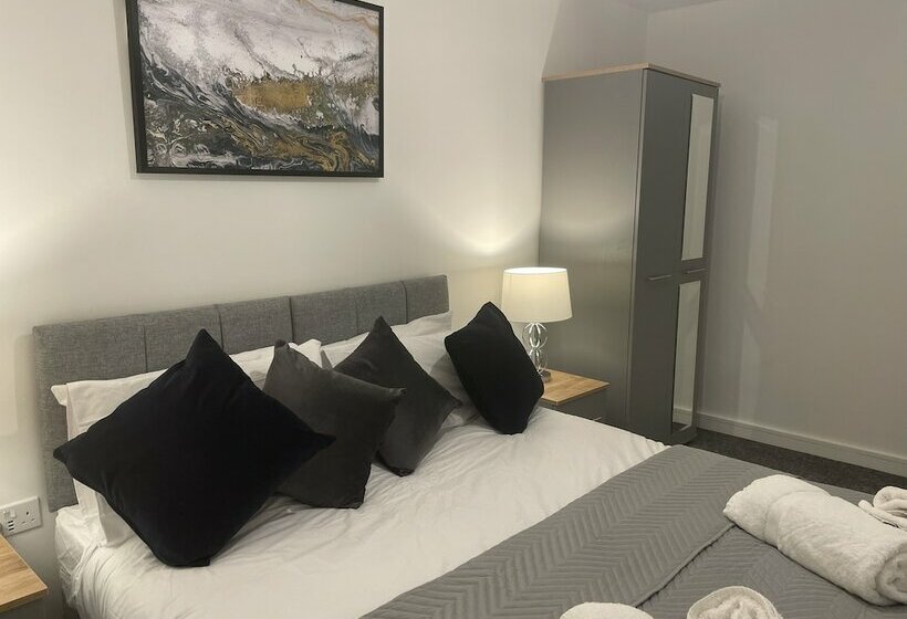 اقامتگاه Beautiful 3 Bed House In Derby With Parking