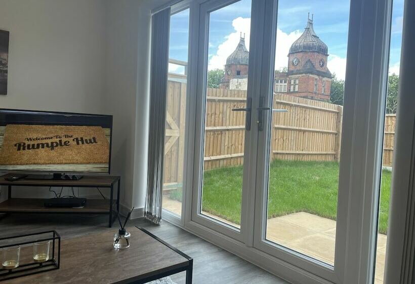 اقامتگاه Beautiful 3 Bed House In Derby With Parking