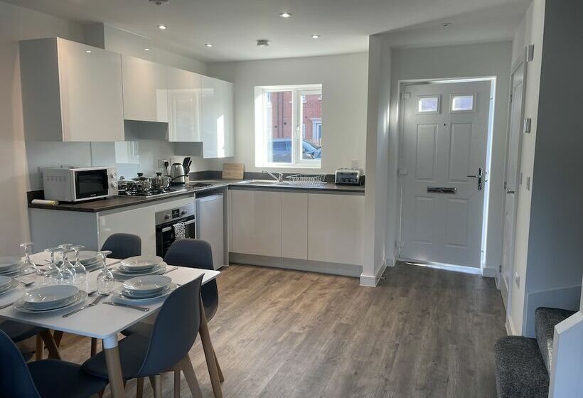 اقامتگاه Beautiful 3 Bed House In Derby With Parking