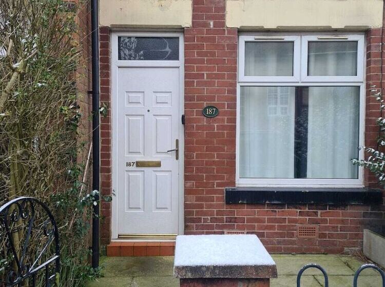 إقامة Lovely 2 Bed House In Bolton Greater Manchester