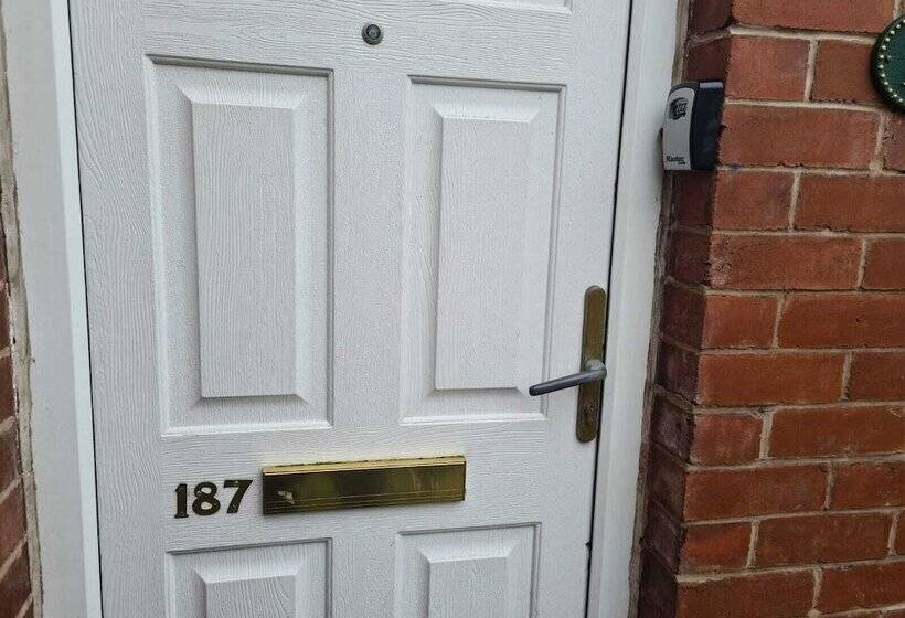 إقامة Lovely 2 Bed House In Bolton Greater Manchester