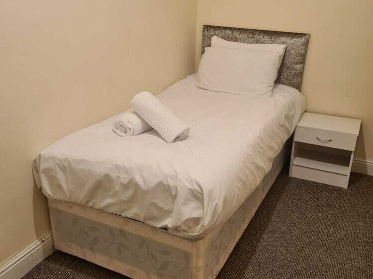 إقامة Lovely 2 Bed House In Bolton Greater Manchester