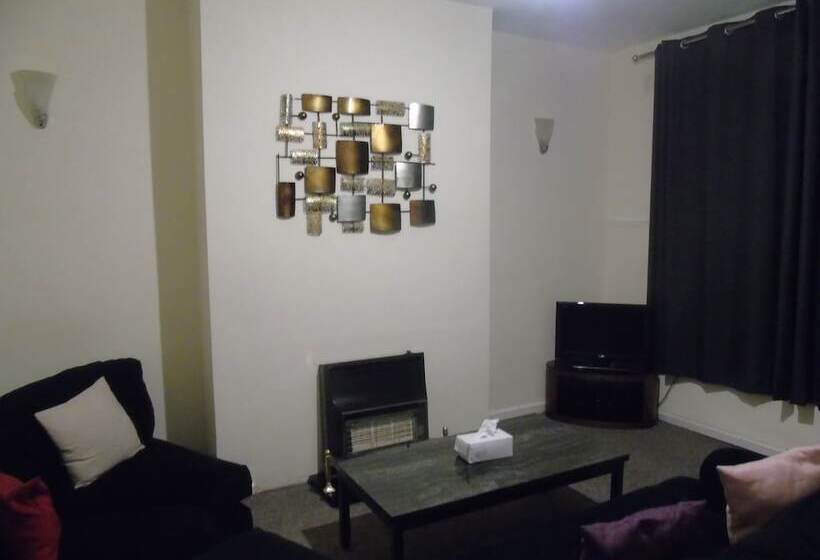 إقامة Lovely 2 Bed House In Bolton Greater Manchester